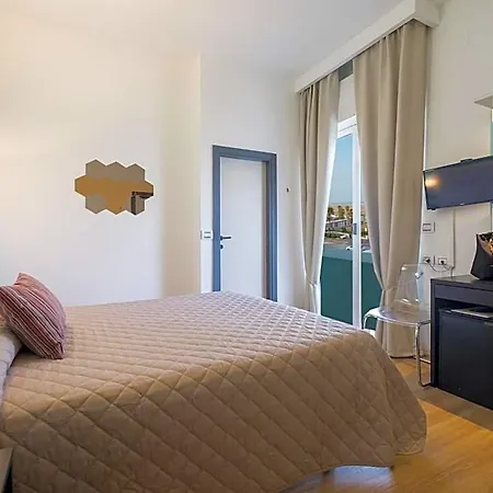 מלון Levante 4*